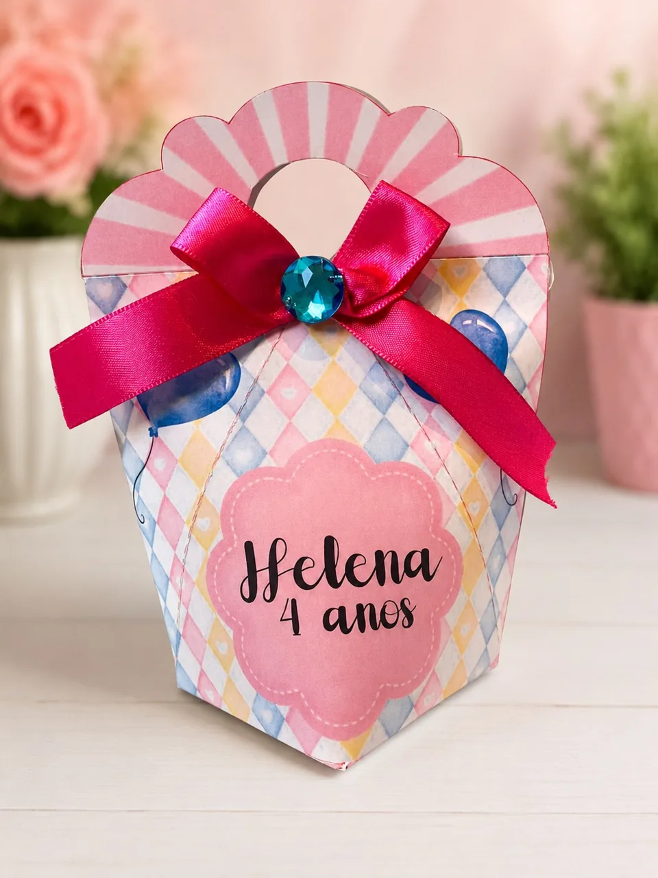 Caixa rosa com laço e aplique de pedra azul