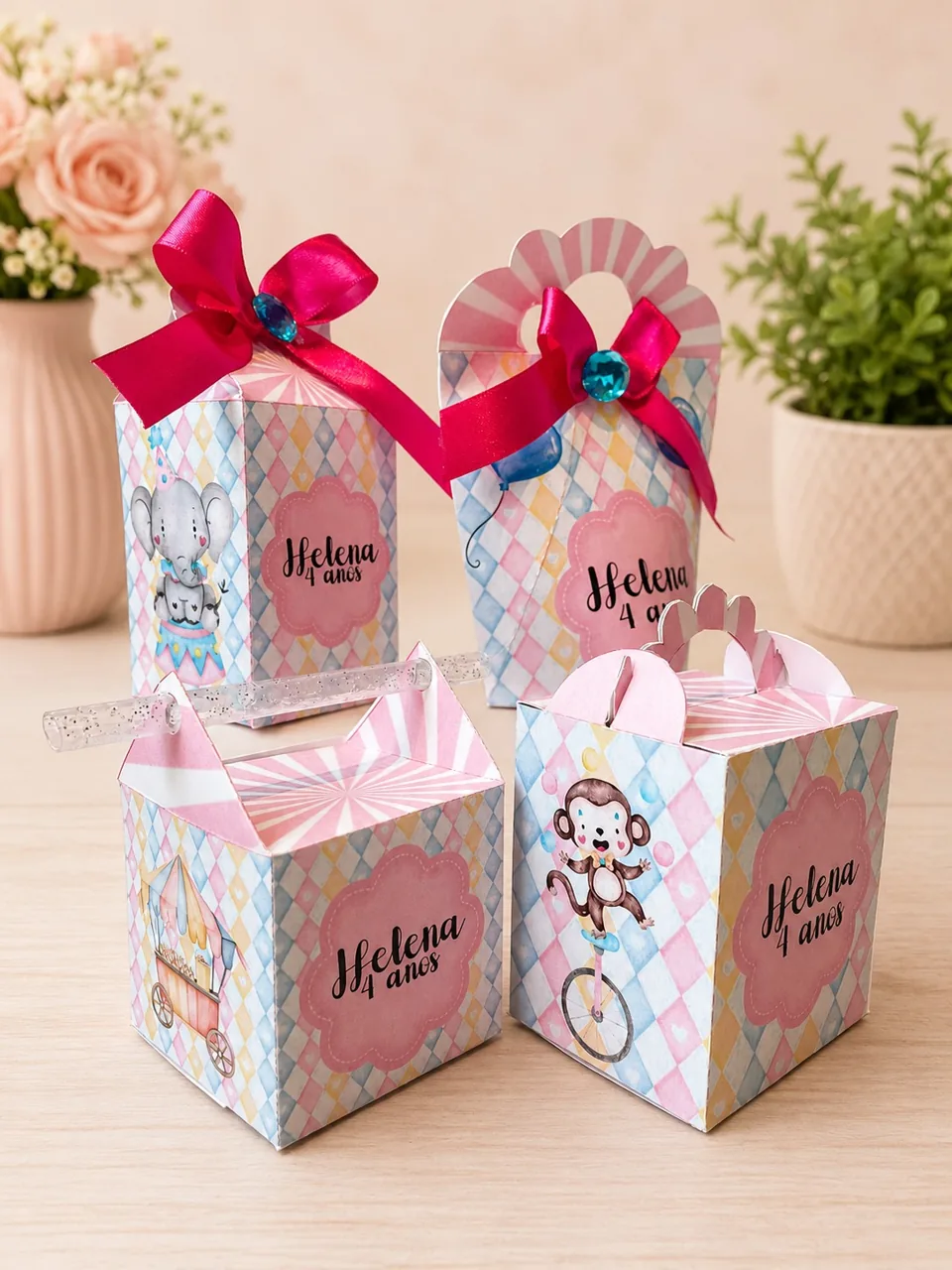 Kit de caixas em tons de rosa com personagens e laços