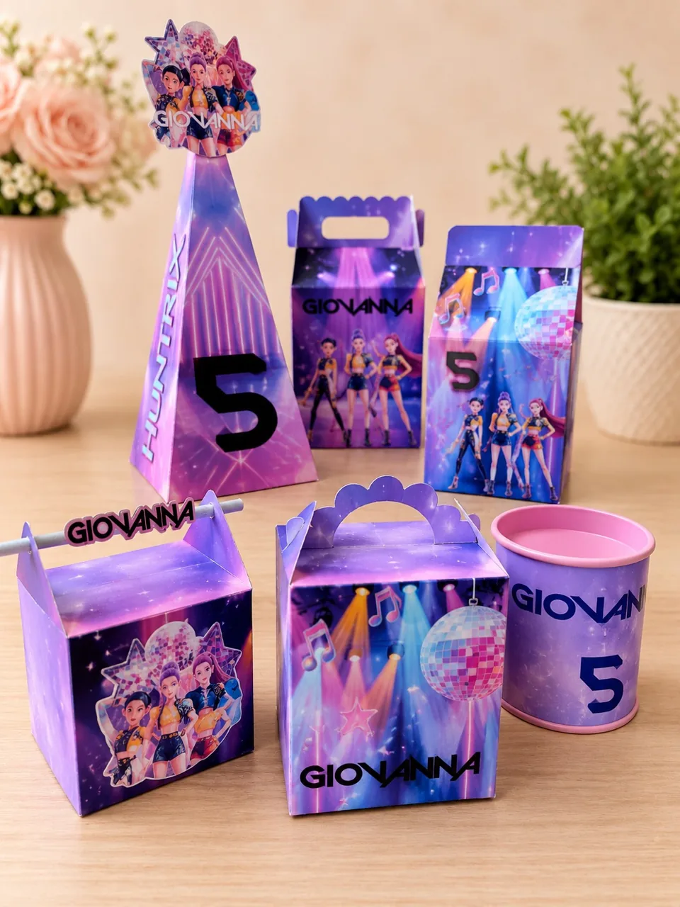 Caixas, tubetes e copos personalizados em tons de roxo
